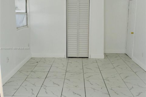 House in Fort Lauderdale, Florida 2 bedrooms, 195.56 sq.m. № 2061741 - photo 5