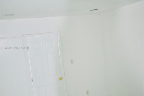 House in Fort Lauderdale, Florida 2 bedrooms, 195.56 sq.m. № 2061741 - photo 13