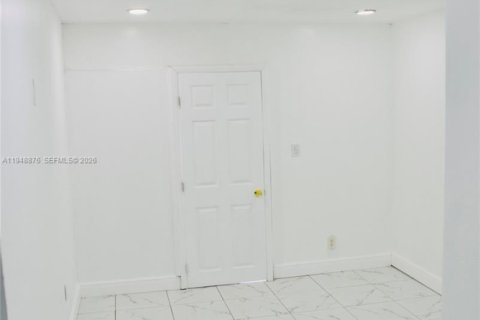 House in Fort Lauderdale, Florida 2 bedrooms, 195.56 sq.m. № 2061741 - photo 16