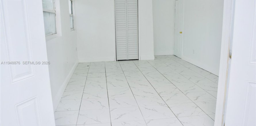 House in Fort Lauderdale, Florida 2 bedrooms, 195.56 sq.m. № 2061741