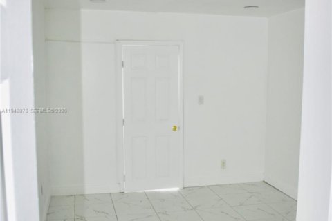 House in Fort Lauderdale, Florida 2 bedrooms, 195.56 sq.m. № 2061741 - photo 14