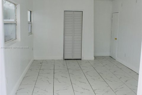 House in Fort Lauderdale, Florida 2 bedrooms, 195.56 sq.m. № 2061741 - photo 3