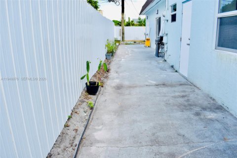 House in Fort Lauderdale, Florida 2 bedrooms, 195.56 sq.m. № 2061741 - photo 23