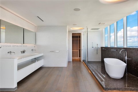 Copropriété à louer à Miami, Floride: 4 chambres, 376.72 m2 № 2407414 - photo 18