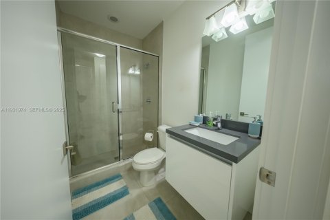 Casa en venta en Doral, Florida, 5 dormitorios, 336.68 m2 № 1990955 - foto 19