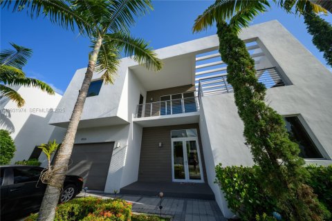 Casa en venta en Doral, Florida, 5 dormitorios, 336.68 m2 № 1990955 - foto 2