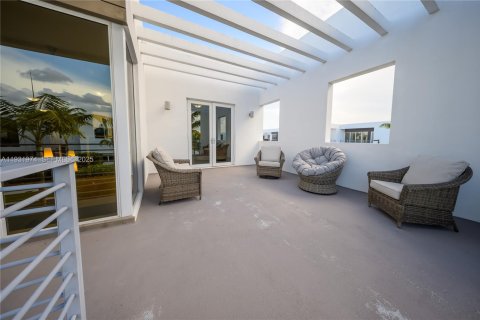 Casa en venta en Doral, Florida, 5 dormitorios, 336.68 m2 № 1990955 - foto 28