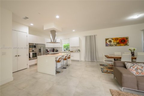 Casa en venta en Doral, Florida, 5 dormitorios, 336.68 m2 № 1990955 - foto 10