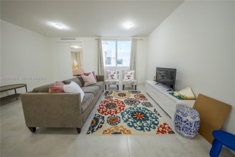 Casa en venta en Doral, Florida, 5 dormitorios, 336.68 m2 № 1990955 - foto 21