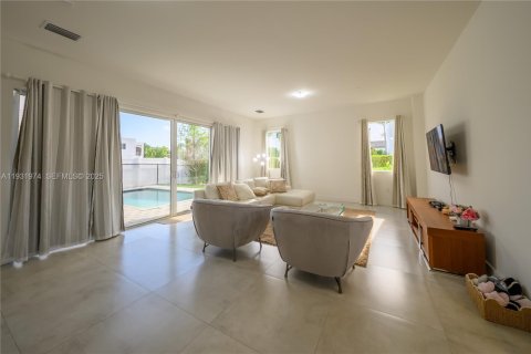 Casa en venta en Doral, Florida, 5 dormitorios, 336.68 m2 № 1990955 - foto 14