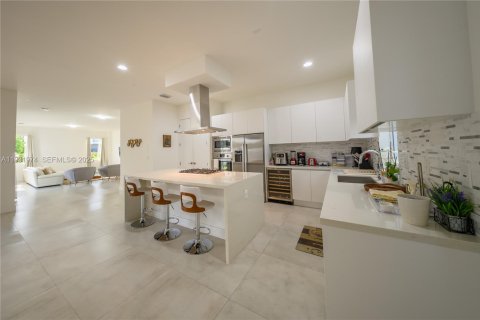 Casa en venta en Doral, Florida, 5 dormitorios, 336.68 m2 № 1990955 - foto 11