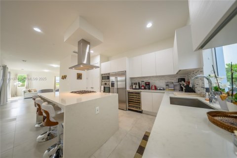 Casa en venta en Doral, Florida, 5 dormitorios, 336.68 m2 № 1990955 - foto 12