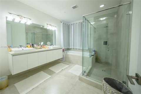 Casa en venta en Doral, Florida, 5 dormitorios, 336.68 m2 № 1990955 - foto 18