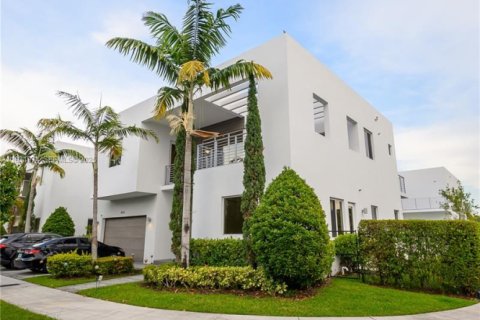 Casa en venta en Doral, Florida, 5 dormitorios, 336.68 m2 № 1990955 - foto 4
