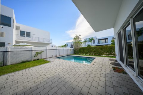 Casa en venta en Doral, Florida, 5 dormitorios, 336.68 m2 № 1990955 - foto 5