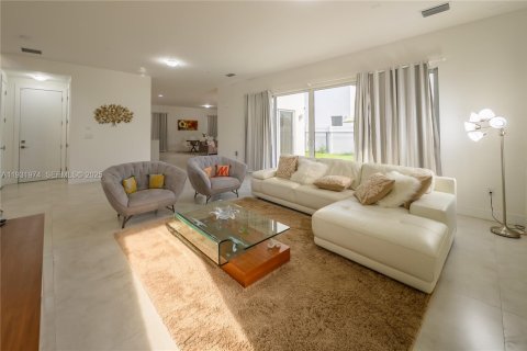 Casa en venta en Doral, Florida, 5 dormitorios, 336.68 m2 № 1990955 - foto 15