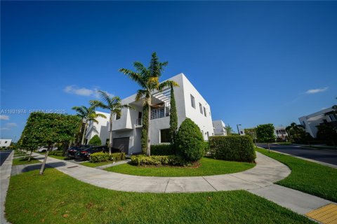Casa en venta en Doral, Florida, 5 dormitorios, 336.68 m2 № 1990955 - foto 3