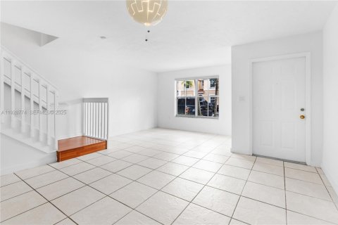 Townhouse in Miramar, Florida 3 bedrooms, 136.57 sq.m. № 1987874 - photo 4