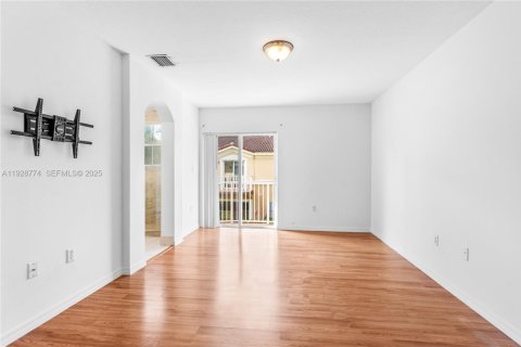 Townhouse in Miramar, Florida 3 bedrooms, 136.57 sq.m. № 1987874 - photo 13