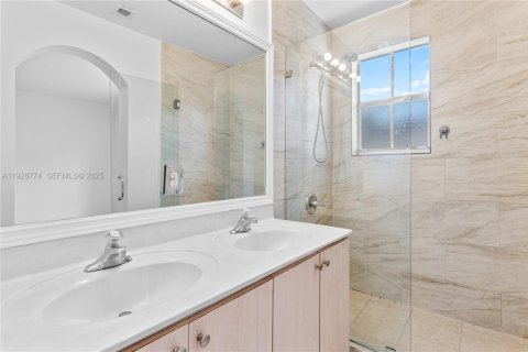 Townhouse in Miramar, Florida 3 bedrooms, 136.57 sq.m. № 1987874 - photo 14