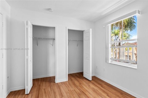 Townhouse in Miramar, Florida 3 bedrooms, 136.57 sq.m. № 1987874 - photo 16