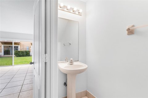 Townhouse in Miramar, Florida 3 bedrooms, 136.57 sq.m. № 1987874 - photo 12