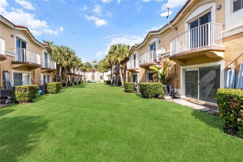 Townhouse in Miramar, Florida 3 bedrooms, 136.57 sq.m. № 1987874 - photo 2