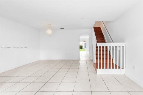 Townhouse in Miramar, Florida 3 bedrooms, 136.57 sq.m. № 1987874 - photo 3