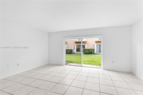 Townhouse in Miramar, Florida 3 bedrooms, 136.57 sq.m. № 1987874 - photo 10