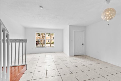 Townhouse in Miramar, Florida 3 bedrooms, 136.57 sq.m. № 1987874 - photo 11