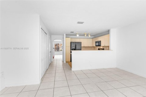 Townhouse in Miramar, Florida 3 bedrooms, 136.57 sq.m. № 1987874 - photo 7