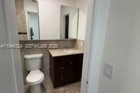 Condo in Hialeah, Florida, 2 bedrooms  № 2005031 - photo 4