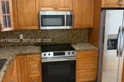 Condo in Hialeah, Florida, 2 bedrooms  № 2005031 - photo 8