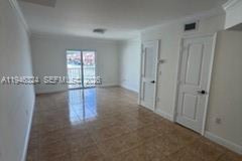 Condo in Hialeah, Florida, 2 bedrooms  № 2005031 - photo 14