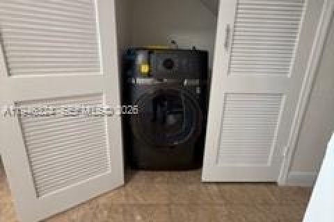 Condo in Hialeah, Florida, 2 bedrooms  № 2005031 - photo 12