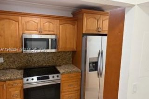Condo in Hialeah, Florida, 2 bedrooms  № 2005031 - photo 9