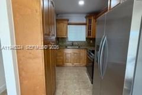 Condo in Hialeah, Florida, 2 bedrooms  № 2005031 - photo 11