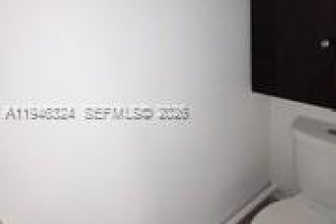 Condo in Hialeah, Florida, 2 bedrooms  № 2005031 - photo 13