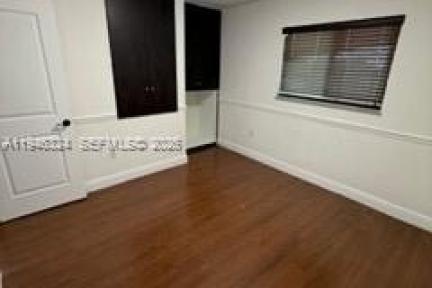 Condo in Hialeah, Florida, 2 bedrooms  № 2005031 - photo 2