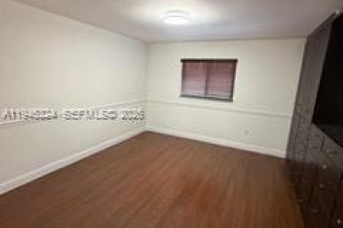 Condo in Hialeah, Florida, 2 bedrooms  № 2005031 - photo 6
