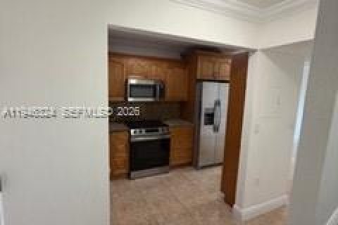 Condo in Hialeah, Florida, 2 bedrooms  № 2005031 - photo 10