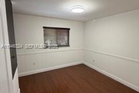 Condo in Hialeah, Florida, 2 bedrooms  № 2005031 - photo 3