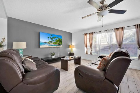 House in Kissimmee, Florida 3 bedrooms, 177.91 sq.m. № 2151081 - photo 13