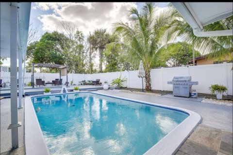 Снять в аренду виллу или дом в Лодердейл-Лейкс, Флорида 3 спальни, 120.77м2, № 1973881 - фото 29