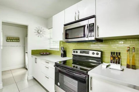 Снять в аренду виллу или дом в Лодердейл-Лейкс, Флорида 3 спальни, 120.77м2, № 1973881 - фото 24