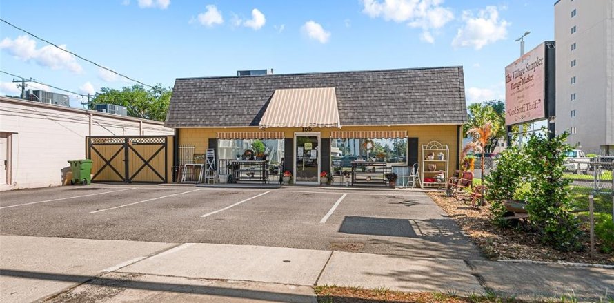 Commercial property in Winter Haven, Florida 401.8 sq.m. № 2213771