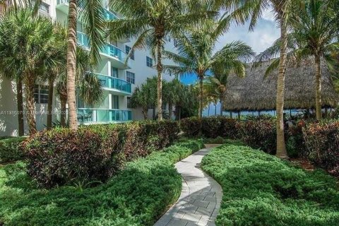 Condominio en alquiler en Hollywood, Florida, 1 dormitorio, 81.2 m2 № 1958956 - foto 12