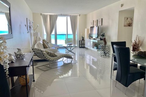 Condominio en alquiler en Hollywood, Florida, 1 dormitorio, 81.2 m2 № 1958956 - foto 11