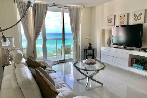 Condominio en alquiler en Hollywood, Florida, 1 dormitorio, 81.2 m2 № 1958956 - foto 3