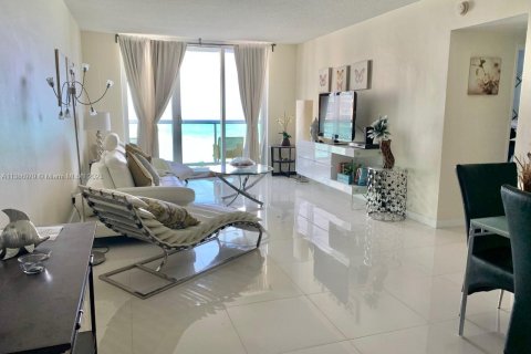 Condominio en alquiler en Hollywood, Florida, 1 dormitorio, 81.2 m2 № 1958956 - foto 4